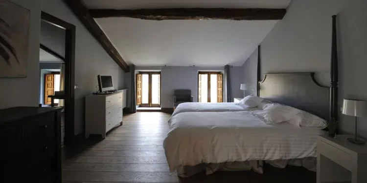 Imagen de Esta es la suite principal o nupcial de 50m. Con estar y baño con ducha, bañera y vestidor.