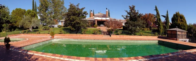Imagen de Piscina con casa principal al fondo