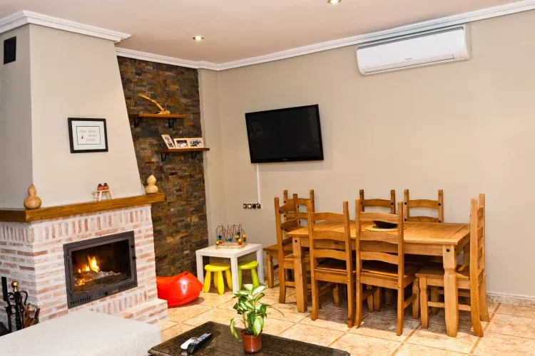 Imagen de Comedor con chimenea