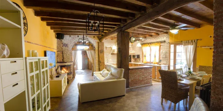 Imagen de Amplio salón con chimenea, smart tv 55"