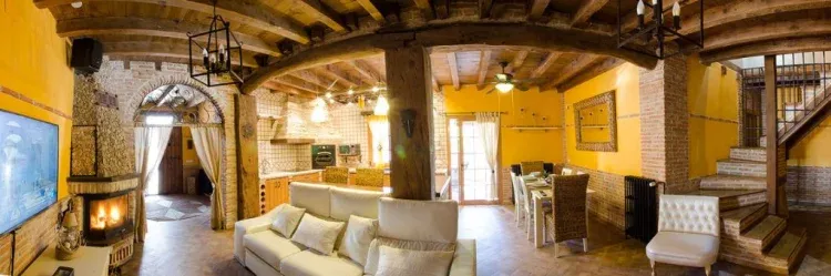Imagen de Salón con salida y vistas al jardín.