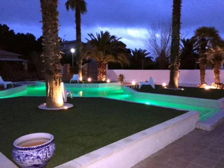 Imagen de piscina noche