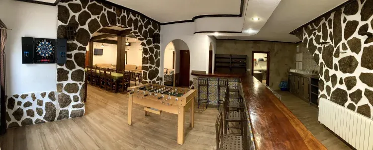 Imagen de Futbolín dentro del salón y la barra de bar de Casa rural El Batán.
