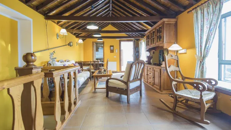 Imagen de Vista general del salón con la cocina al fondo