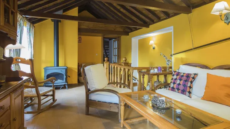 Imagen de El salón, en planta primera, con la viguería de madera original de hace más de un siglo.