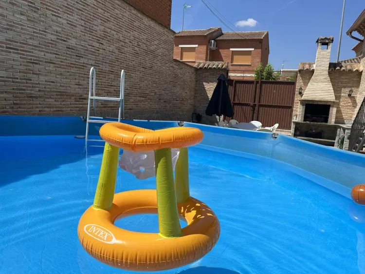 Imagen de Jardín con piscina, tumbonas, cenador, barbacoa...