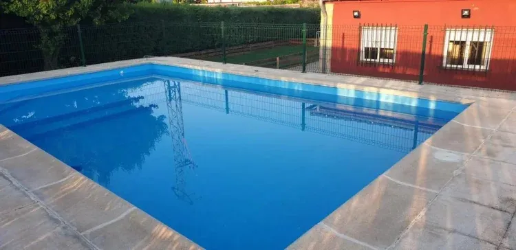 Imagen de Piscina de fibra a varias alturas para que tanto niños de 2 años hagan pie como mayores naden. Está en altura y cercada con una puerta de difícil acceso para los chiquitines. Dispone de hamacas y sombrillas.