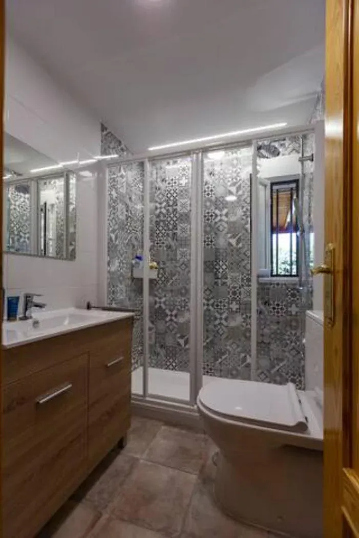 Imagen de Baño 1 con plato de ducha muy amplio, botiquín, calefacion, mosquitera, secador de pelo profesional con difusor.