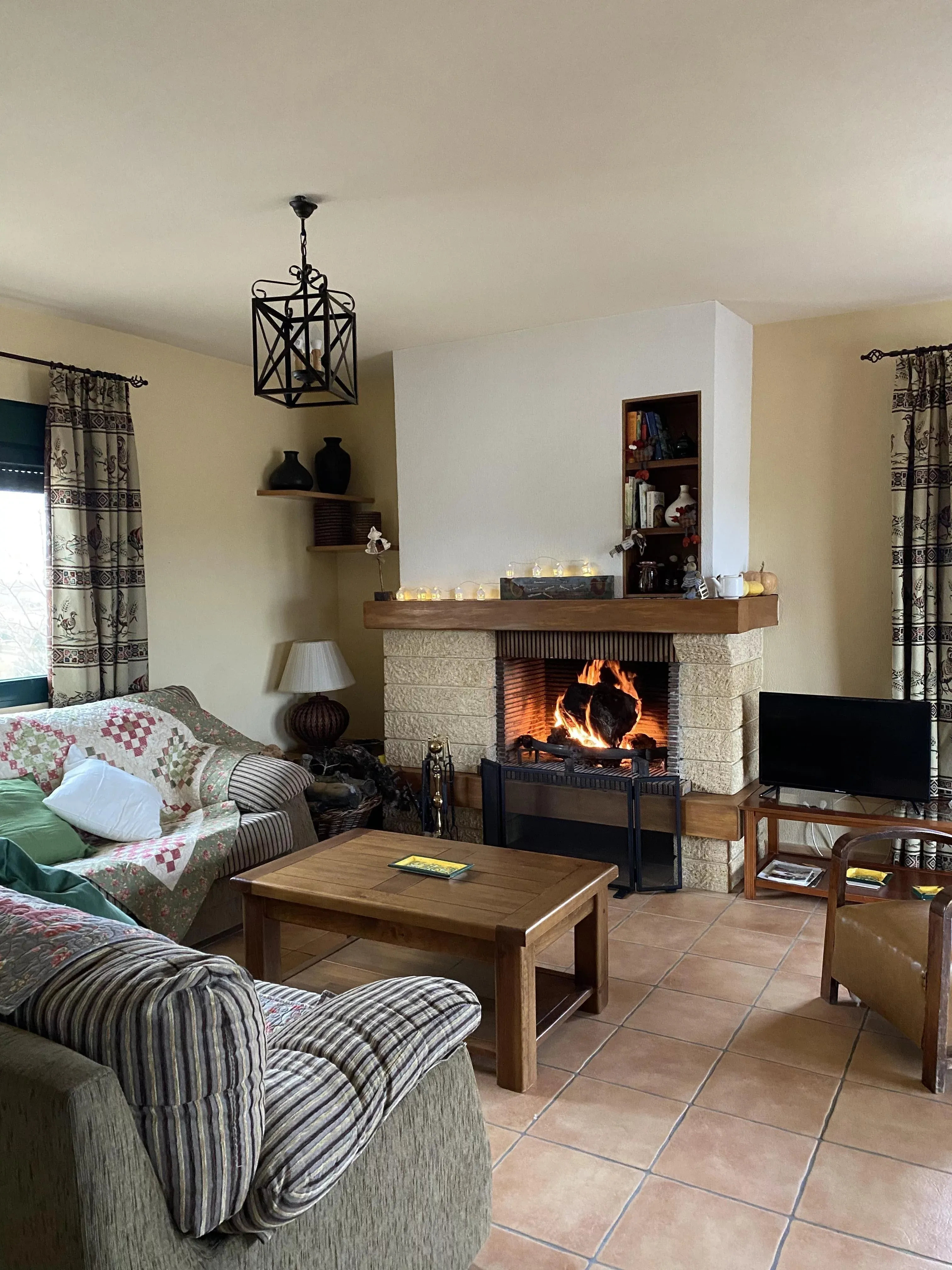 Imagen de Salón con chimenea