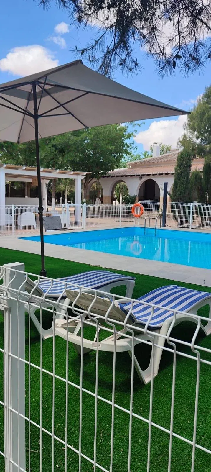 Imagen de Piscina - zonas de descanso - fachada alojamiento 