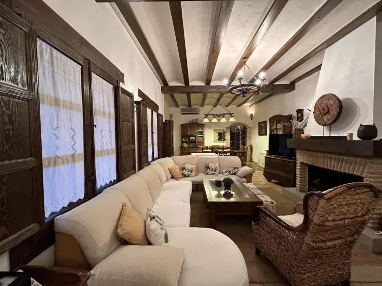 Imagen de Salón de reuniones. Uno de los dos salones que dispone la casa y que cuenta con chimenea y cocina auxiliar.