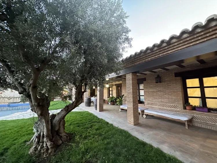 Imagen de Exteriores de la casa los cuales disponen de porche, piscina privada y barbacoa.