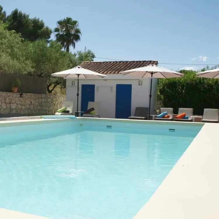 Imagen de piscina durante el día. piscina grande 45m2