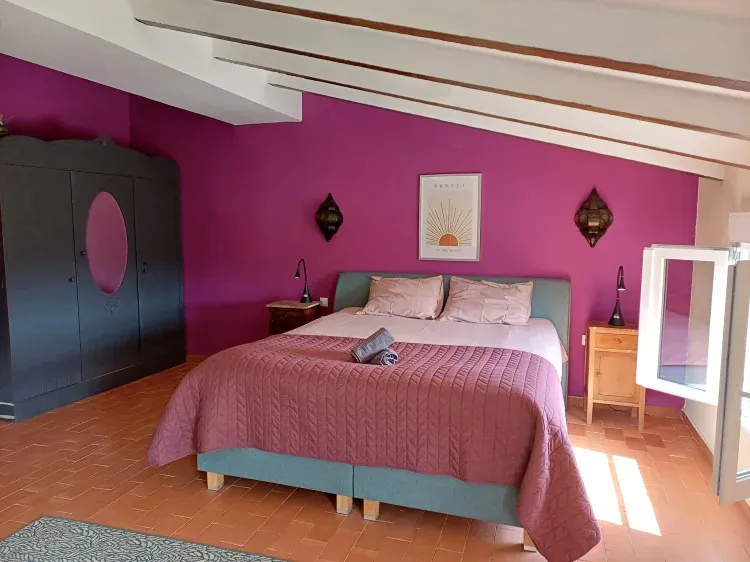 Imagen de La habitación violeta es una de las cinco habitaciones 