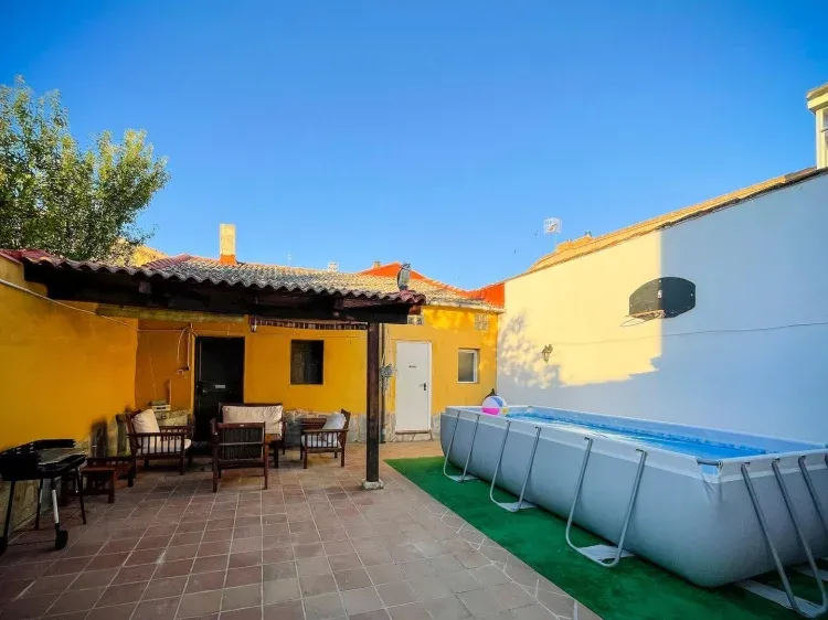 Imagen de Piscina y patio