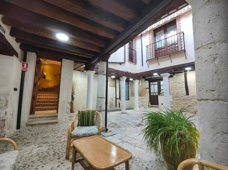 Imagen de Entrada y Patio interior de la vivienda