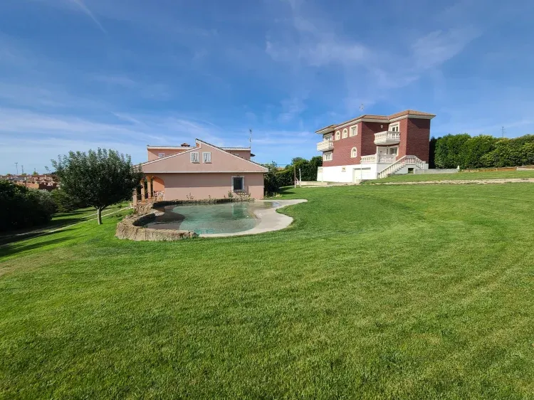 Imagen de Dos casas rurales con jardín y piscina de arena con jacuzzi