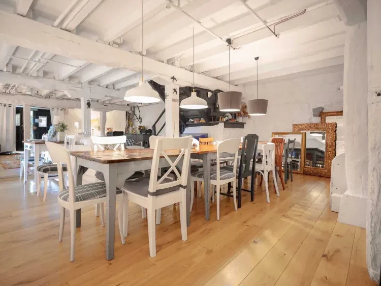 Imagen de Salón/Comedor de 100 metros cuadrados perfecto para grupo de familia o amigos.