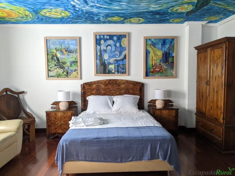 Imagen de habitación doble de 25m2 con una cama de matrimonio de 1,35m por 1,90m