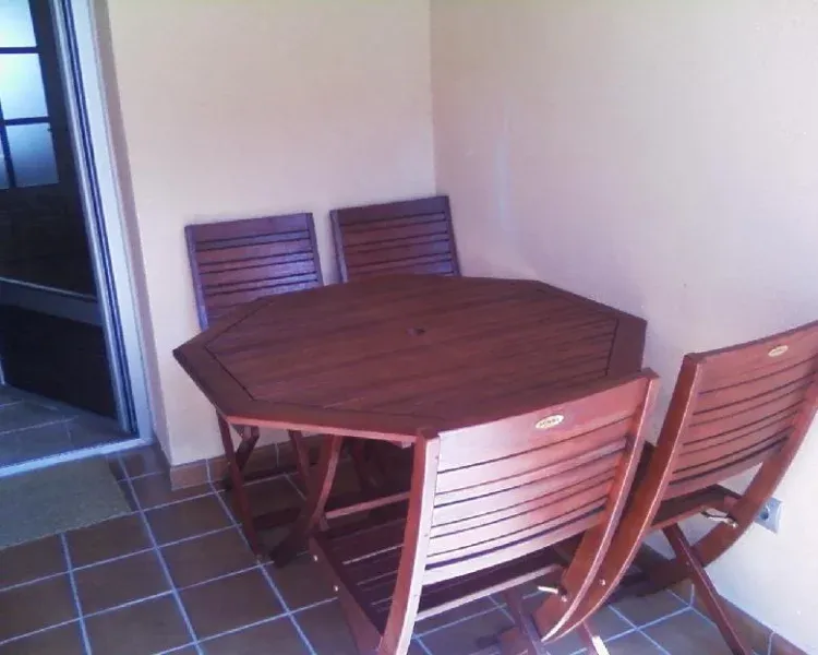 Imagen de Terraza cubierta, con mesa y sillas