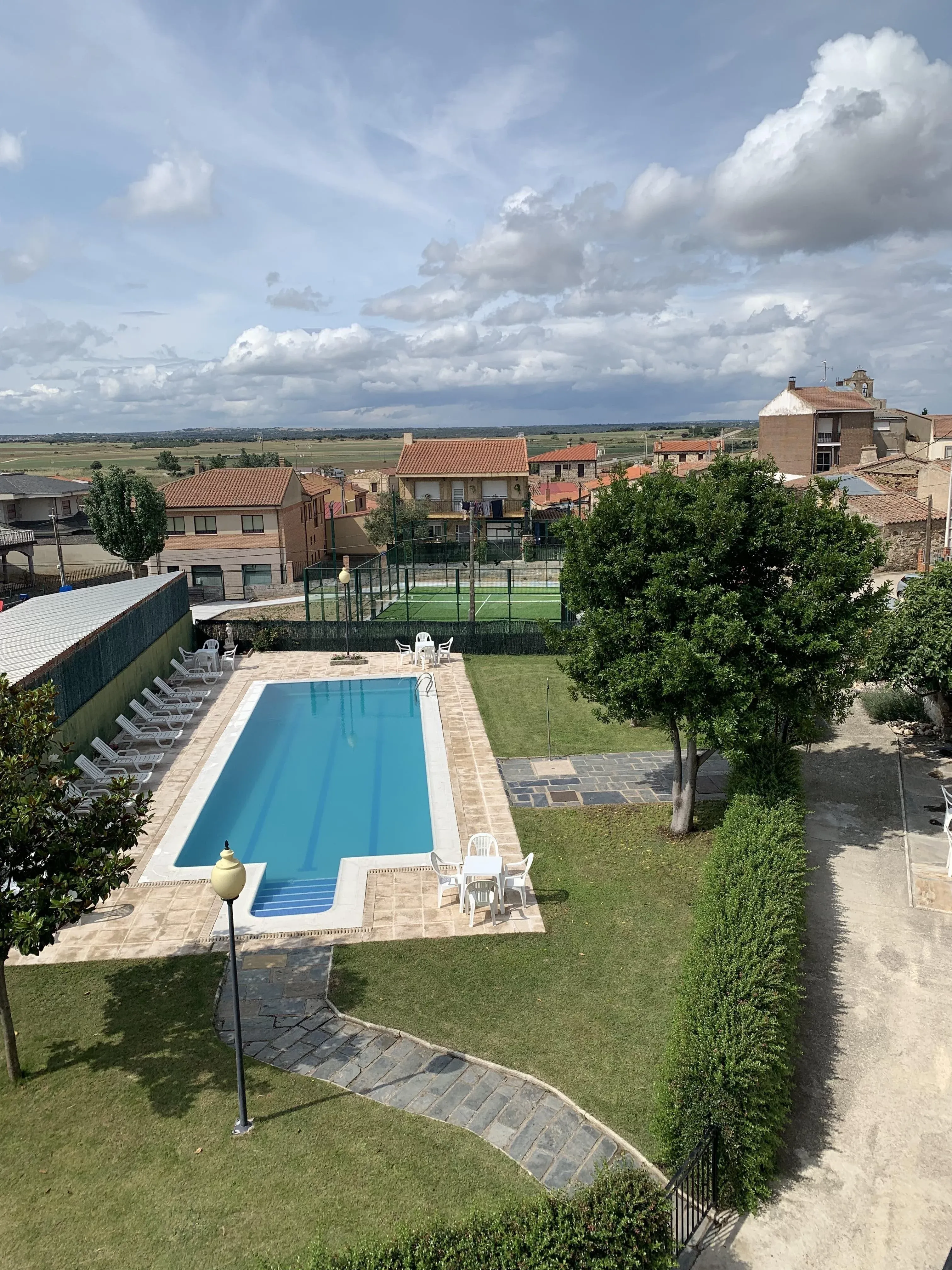 Imagen de PISCINA Y PISTA DE PADEL 