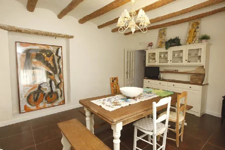 Imagen de Comedor. La mesa esta plegada, tiene dos alas a los lados que se abren y mide 2,70m
