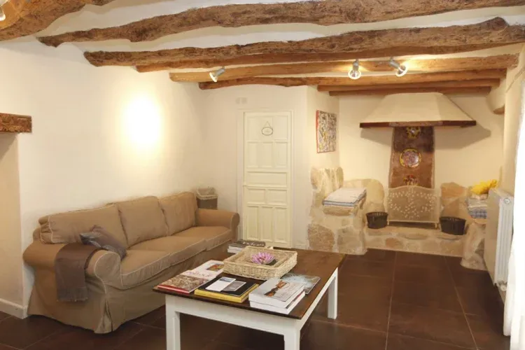 Imagen de Sala de estar con aseo y chimenea. Salida directa a la terraza