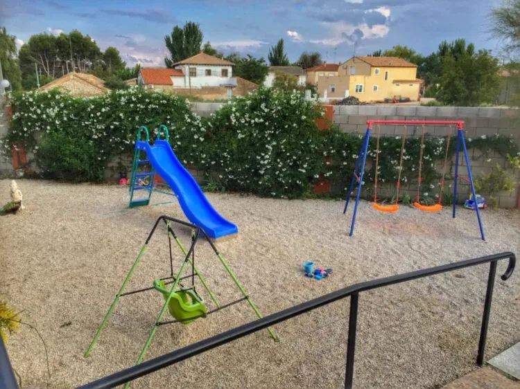 Imagen de Parque infantil, fondo casas de Codo