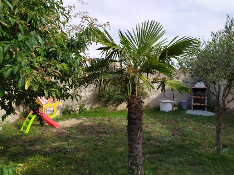 Imagen de Jardín con bbq y zona infantil