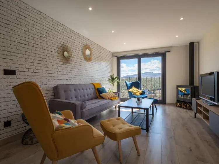 Imagen de Nuestro salón con estufa de leña.