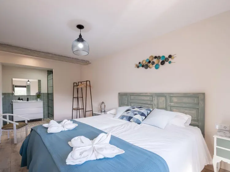 Imagen de Dormitorio principal con baño en la misma habitación.