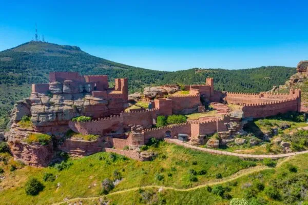 Imagen de El castillo de Peracense: la gran fortaleza roja de Teruel