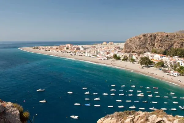 Imagen de 6 pueblos para visitar en Granada con playa