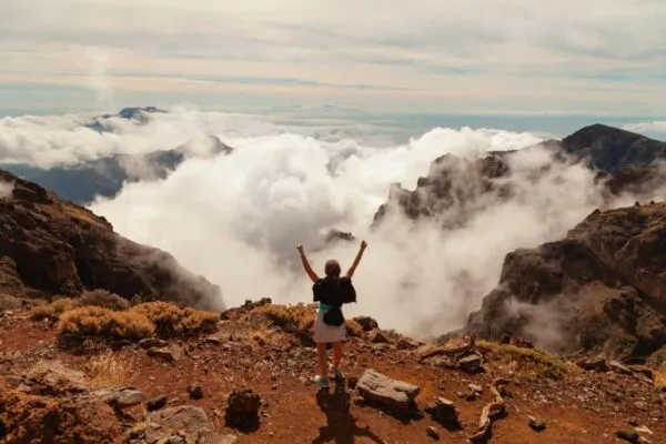 Imagen de Las 4 mejores rutas de senderismo en La Palma: nubes, cascadas de colores y dragos milenarios