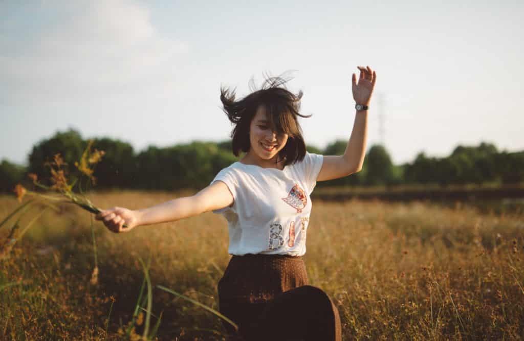 mujer feliz en el campo