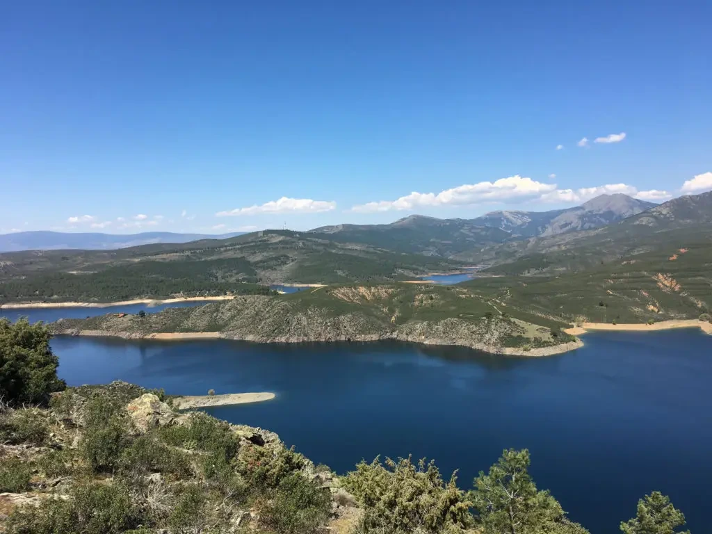 El embalse del Atazar: arquitectura popular, geología, naturaleza e ingeniería en Madrid