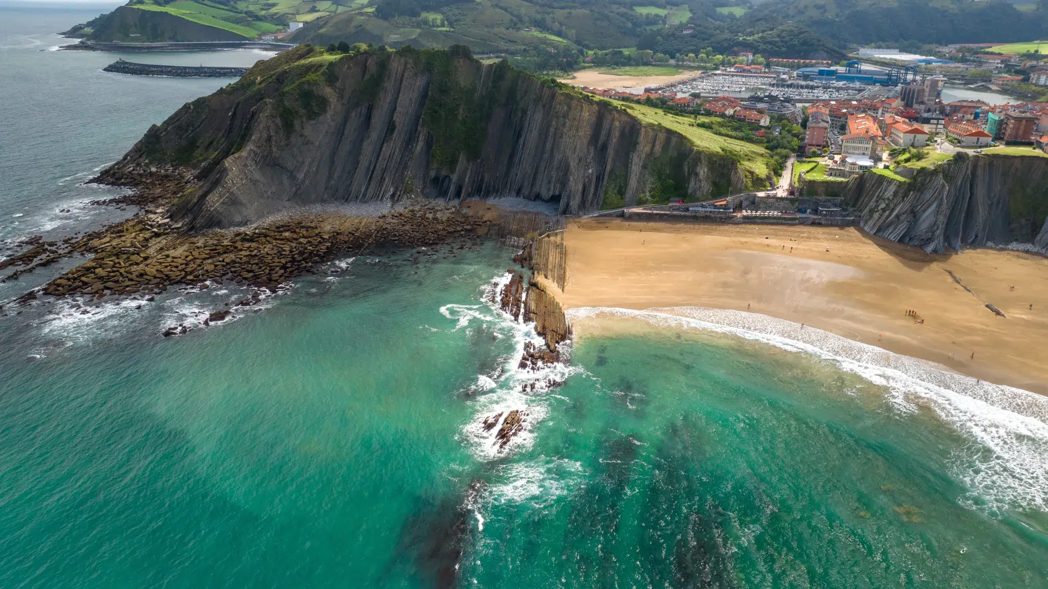 Flysch de Zumaia, en Deba, Guipúzcoa. Por ZonaFreeDrone