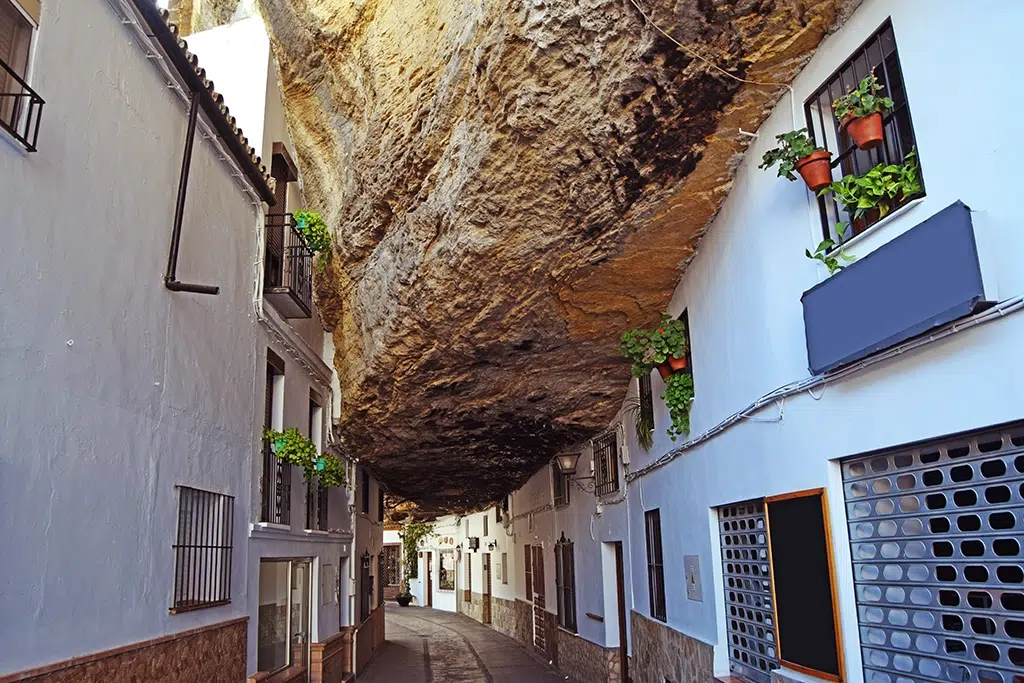 Las casas están construidas bajo la misma roca.