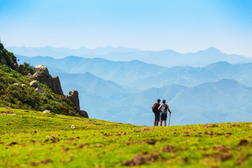 Dos personas haciendo senderismo en las montañas del Sueve, Ast