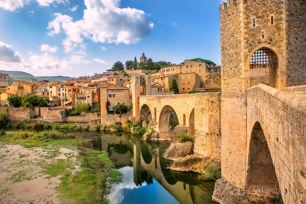 Puente medieval de Besalú (Girona).