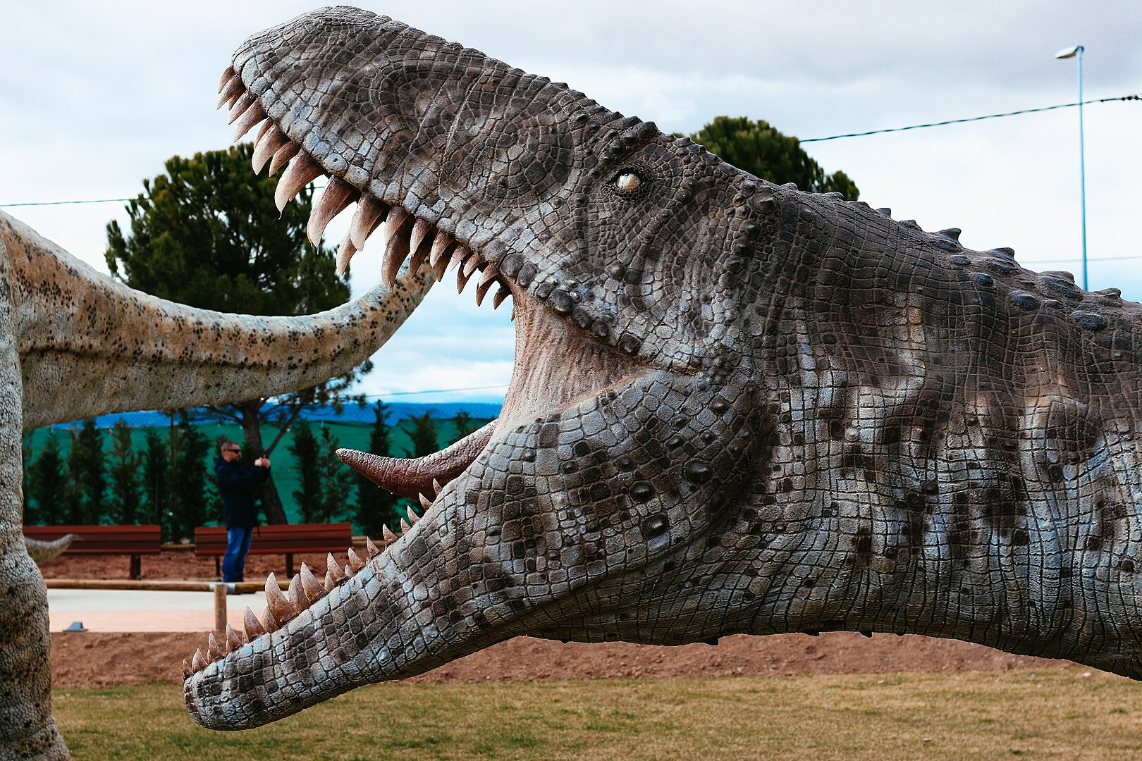 Escultura de un Torvosaurus en el parque temático Dinópolis, La Rioja. Por Albertovalle97