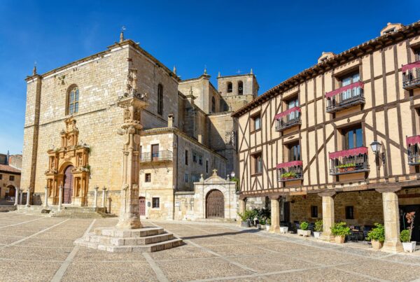 Plaza Mayor e iglesia de Peñaranda de Duero, Burgos. Por Antonio Herrera