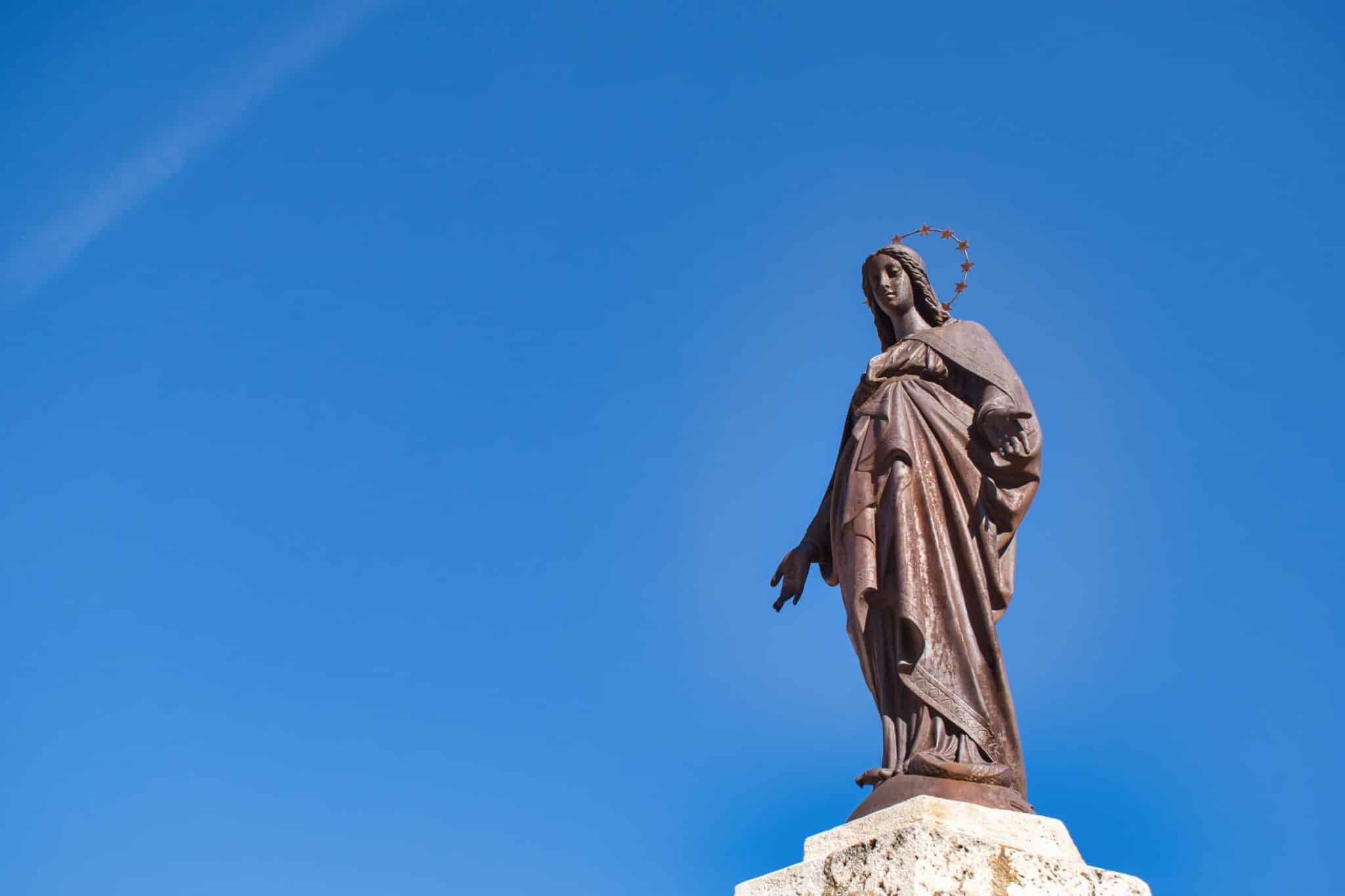 Estatua virgen María inmaculada concepción junto a la catedral de Palencia.