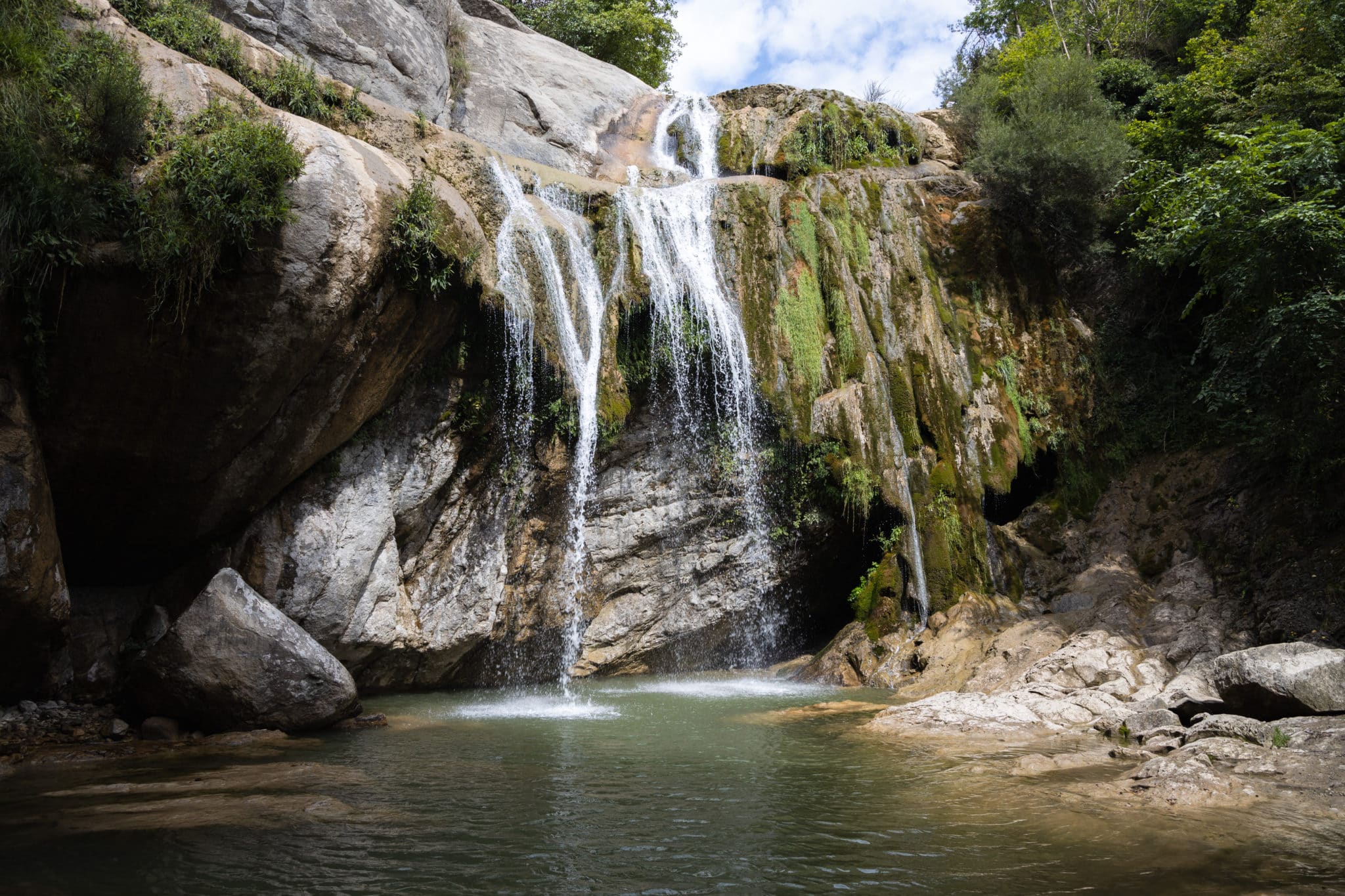 Un paseo por Vidrà: castillos, cascadas y un santuario que toca las nubes