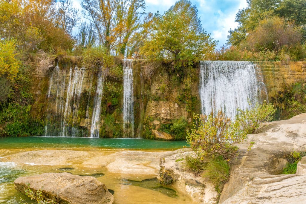 Salto de agua cercano a Pozán de Vero, a los pies del Pirineo. Por unai.