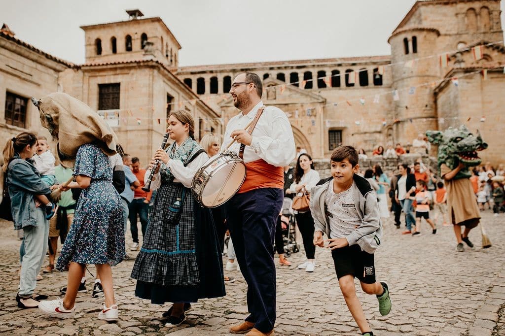 Las 10 canciones que no pueden faltar en tu playlist del verano 2022