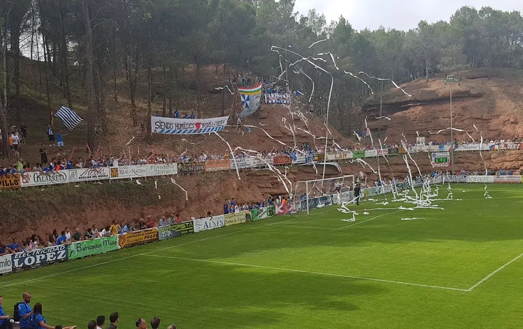 Ambientazo en el estadio La Salera, con el público en la ladera de la montaña.