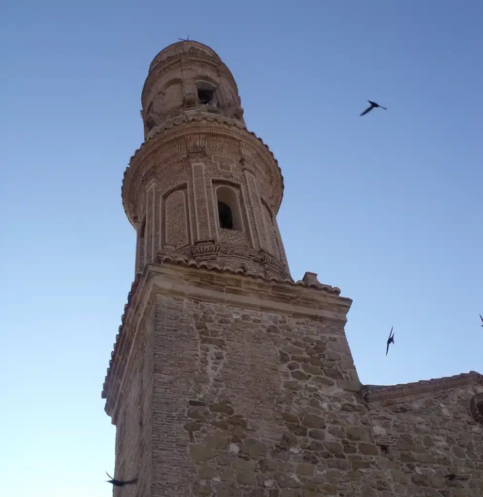 La torre de la iglesia de Ariño (Teruel), una de las torres inclinadas de España. Por B25es.