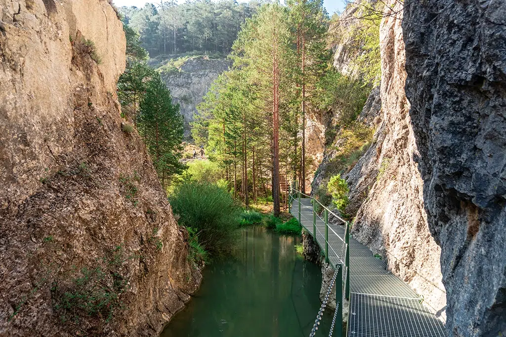 Las pasarelas de Calomarde, una de las rutas con pasarelas más espectaculares de España. Por Miguel Ángel.