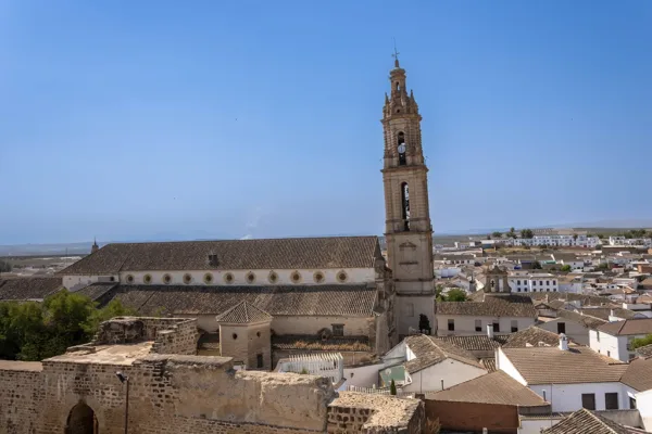 La torre de la iglesia de Nuestra Señora de la Asunción de Bujalance (Córdoba), una de las torres inclinadas de España. Por Walter D.